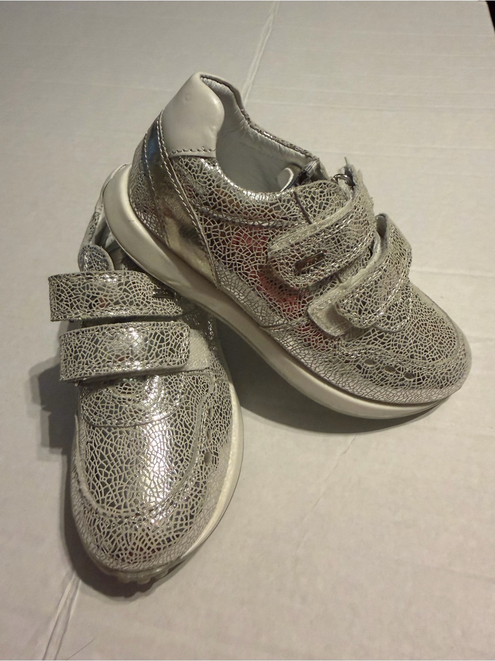 Lasocki kids European sneakers with silver crocodile skin texture size 28 US 11